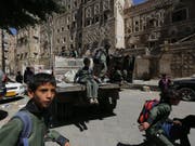 Im kriegszerstörten Land Jemen hat der Präsident in das Regierungsgeschehen eingegriffen und einen neuen Regierungschef ernannt. (Bild: KEYSTONE/EPA/YAHYA ARHAB)