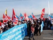 Protestierende Bauarbeiter auf der Mont-Blanc-Brücke in Genf. Auch am Mittwoch wollen sie streiken. (Bild: Keystone/SALVATORE DI NOLFI)