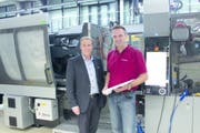 Noventa-Chef Patrick Besserer (links) und Produktionsleiter Mario Loher am Hauptsitz in Diepoldsau. (Bild: PD)