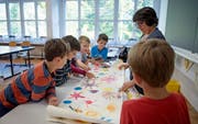 Veronika Stadler stimmt ihre Schüler auf das Sonnen-Thema ein. (Bild: Corinne Glanzmann (Alpnach, 16. Oktober 2018))