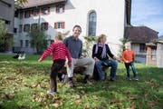 Lukas Fries und Sandra Schmid Fries mit ihren beiden Kindern beim Sonnenhügel. (Bild: Nadia Schärli, Schüpfheim, 16. Oktober 2018)
