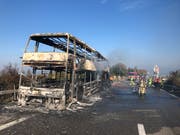 Das Gerippe des Cars muss mit einem Spezialfahrzeug abgeschleppt werden. (Bild: Kantonspolizei St.Gallen)