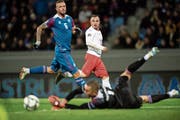 Prägt in der Mitte des Spielfelds das Schweizer Spiel: Xherdan Shaqiri (in Weiss-Rot). (Bild: Ennio Leanza/Keystone (Reykjavik, 15. Oktober 2018))