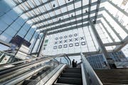 Die binäre Uhr am Bahnhof lief auch gestern falsch: Um 13.28 Uhr zeigte sie 7.16 Uhr. (Bild: Hanspeter Schiess)