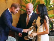 Für das im Frühjahr erwartete Baby sind der britische Prinz Harry und seine Frau Meghan in Australien bereits beschenkt worden. (Bild: KEYSTONE/AP Reuters POOL/PHIL NOBLE)