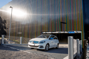 Ein Auto verlässt das neue Parkhaus. (Bild: Luzerner Kantonsspital)