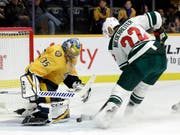 Eine vorentscheidende Szene: Nino Niederreiter verpasst kurz vor Schluss für Minnesota den 3:3-Ausgleich, wenig später stellen die Nashville Predators mit einem Schuss ins leere Tor den 4:2-Sieg sicher. (Bild: KEYSTONE/AP/MARK HUMPHREY)