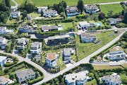 Wohneigentum wie hier in Rorschacherberg liegt im Trend: Wer es sich leisten kann, kauft sich in der aktuellen Tiefstzinssituation ein Haus oder eine Wohnung. (Bild: Ralph Ribi)