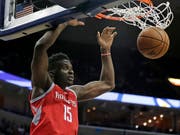 Clint Capela versenkt den Ball im Korb (Bild: KEYSTONE/AP/ROGELIO V. SOLIS)