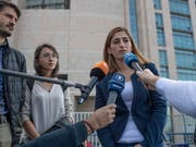 Am Dienstag ist in Istanbul der Prozess gegen die deutsche Journalistin Mesale Tolu (rechts) fortgesetzt worden. Ihr wird Mitgliedschaft in einer terroristischen Organisation vorgeworfen. EPA/SEDAT SUNA (Bild: KEYSTONE/EPA/SEDAT SUNA)