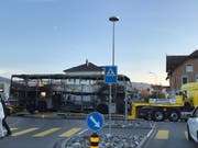 Das Bus-Gerippe wird abgeschleppt. (Bild: Linda Müntener)