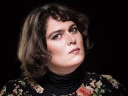 Patty Basler unterhält das Publikum im Kellertheater im Vogelsang in Altdorf mit einem Poetry-Slam. (Bild: PD)