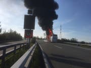 Als der Car auf der A1 bei Mörschwil SG in Vollbrand geriet, hatten sich Fahrer und Passagiere bereits in Sicherheit gebracht. (Kantonspolizei St. Gallen) (Bild: Kantonspolizei St. Gallen)