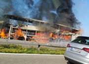 Der Car wurde durch das Feuer zerstört. (Bild: Facebook/Pascal Tam Lau)