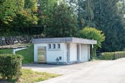 Gegenwärtig befindet sich auf der Parzelle beim Bahnhof das ehemalige WC-Häuschen. (Bild: Maria Schmid (Steinhausen, 16. Oktober 2018))