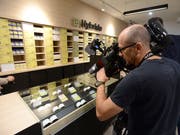 Das Medieninteresse an den neuen Cannabisläden ist gross. Hier im Bild filmt ein Kameramann die Produkte in einem Laden in Montreal. (Ryan Remiorz/AP)