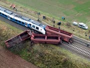 Fehler der beiden Fahrdienstleisterinnen sollen für das Zugunglück vom Dezember 2017 im deutschen Meerbusch verantwortlich sein, bei dem rund 50 Menschen verletzt worden waren. (Bild: KEYSTONE/EPA/SASCHA STEINBACH)