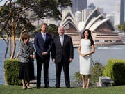 Prinz Harry und seine Frau Meghan sind am Dienstag vom britischen Generalgouverneur in Australien, Peter Cosgrove, offiziell in Sydney empfangen worden. (Bild: KEYSTONE/AP Reuters POOL/PHIL NOBLE)