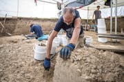 Ein Mitarbeiter der Kantonsarchäologie arbeitet sich vorsichtig zum Boden der keltischen Siedlung vor. (Bild: Pius Amrein, Egolzwil 17. Oktober 2018)