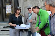 Zur Aufgabe der Petition bei der Post sind einige Interessierte erschienen, darunter Stadtparlamentarier Andreas Hobi (Zweiter von rechts).