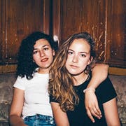 Nora Steiner (links) und Madlaina Pollina bilden das Duo Steiner & Madlaina. (Bild: PD)