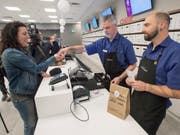 Legaler Cannabis-Verkauf am Mittwoch in einem Laden in Halifax. (Bild: Keystone/AP The Canadian Press/ANDREW VAUGHAN)