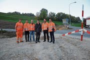 Vertreter der beteiligten Baufirmen, des Agglomerationsprogrammes und der beiden Kantone beim Einlenker Heinrichsbadstrasse. Hinter dem Wegweiser ist bereits die neue Strassenführung erkennbar. (Bild: Karin Erni)