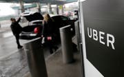 Uber-Fahrer sind selbständig tätig. Solche Arbeitsformen dürften mit der zunehmenden Digitalisierung häufiger werden. (Bild: Seth Wenig/AP, San Franciso, 15. September 2018)