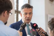Hans Wicki stellt sich den Fragen der Medien. (Bild: Keystone)