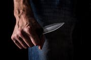 Der junge Mann schüchterte die Frauen mit einem Dolch ein. (Symbolbild: Getty)