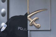 Ein türkischer Polizist betritt das saudische Konsulat in Istanbul. (Bild: Petros Giannakouris/AP (Istanbul, 17. Oktober 2018))