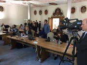Das Medieninteresse an Hans Wickis Pressekonferenz ist gross. (Bild: Oliver Mattmann, Stans, 17. Oktober 2018)