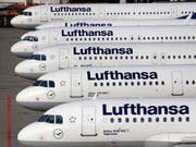 Beim Lufthansa-Konzern, zu dem neben der Lufthansa auch die Fluggesellschaften Swiss und Austrian gehören, sind im laufenden Jahr bereits 18'000 Flüge gestrichen worden. (Bild: KEYSTONE/AP/MICHAEL PROBST)