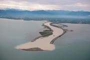 Keine Illusion, sondern temporäre Realität: Die Insel vor den Rhein-Vorstreckungsdämmen im See. (Bild: IRR)