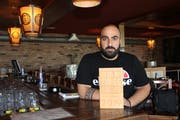 Geschäftsführer Dogan Oezdogan mit der Auszeichnung von «Best of Swiss Gastro». (Bild: Ines Biedenkapp)