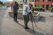 Grosses Medieninteresse am Leichenfund im Brunnen auf dem Aadorfer Kirchplatz. (Bild: Olaf Kühne)