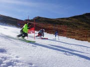 Gleich zwei Weltmeister ziehen auf der Tschentenalp die ersten Schwünge auf Schnee aus der Schneefarm: Der ehemalige Riesenslalom-Dominator Michael von Grünigen und Junioren-Skiweltmeister Lars Rösti. (Bild: Das Trainingszentrum)