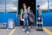 Swiss-Ski Athletin Wendy Holdener während der Materialausgabe von Swiss Ski auf dem Flugplatz Dübendorf. (Bild: KEYSTONE/Ennio Leanza)