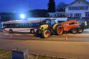 Ein Traktor prallt in Pfaffnau in einen stehenden Bus. Vier Personen werden verletzt. (Bild: Luzerner Polizei)