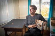 Aus diesem Tisch züngelt eine Flamme: Jan Kaeser zeigt ein Modell seiner Installation. (Bild: Ralph Ribi)