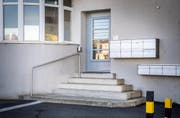 In diesem Wohnhaus wurde der leblose Körper der Frau entdeckt. Angeblich soll ihr 19-jähriger Enkel sie ermordet haben. (Bild: Andrea Stalder)