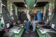 Die Regierungsräte Robert Küng (links) und Paul Winiker in einem Truppenfahrzeug. (Bild: Philipp Schmidli (Sarnen/Glaubenberg, 18. Oktober 2018))