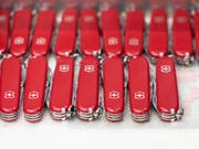Auch das Schweizer Wappen ist für Victorinox ein wichtiger Bestandteil der Produkte. (Bild: KEYSTONE/GAETAN BALLY)