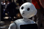 Sie werden immer menschlicher: Ein SoftBank-Roboter, wie er im September an einer Roboterausstelung präsentiert wurde. (Bild: Pitton/Getty)