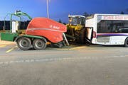 Der Traktor prallte ins Heck des Busses und verursachte einen Sachschaden von rund 100'000 Franken. (Bild: Luzerner Polizei)