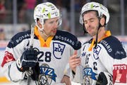 Yannick-Lennart Albrecht (links) im Gespräch mit Raphael Diaz. (Bild Laurent Gillieron/Keystone (Lausanne, 30. September 2018))