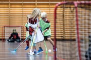Auch bei den Jüngsten ist diese Sportart sehr beliebt: Die Unihockeyaner von Ad Astra Sarnen im Training vom Donnerstag. Bild: Pius Amrein (Sarnen, 18. Oktober 2018)