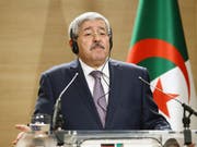 Gesellschaftlicher Fortschritt: Algeriens Ministerpräsident Ahmed Ouyahia verkündet am Donnerstag ein Burkaverbot für Frauen an Arbeitsplätzen in seinem Land. (Bild: KEYSTONE/AP/ANIS BELGHOUL)