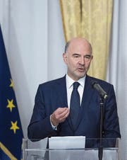 EU-Wirtschaftskommissar Pierre Moscovici informiert in Rom die Medien über den Disput. (Bild: Maurizio Brambatti/EPA; 18. Oktober 2018)
