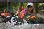 Grillieren sollte man derzeit nur an offiziellen Feuerstellen. (Bild: pd)